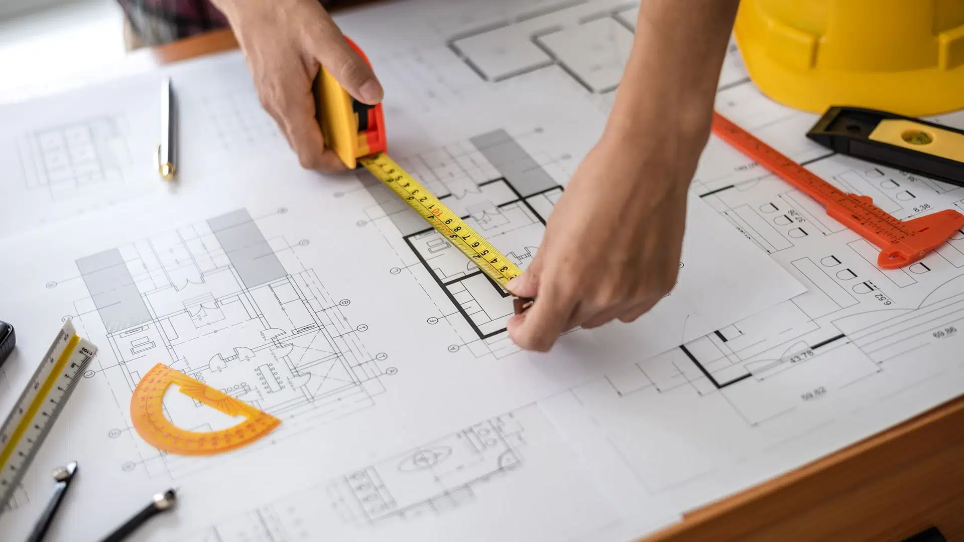 Дизайнер на замере мебели